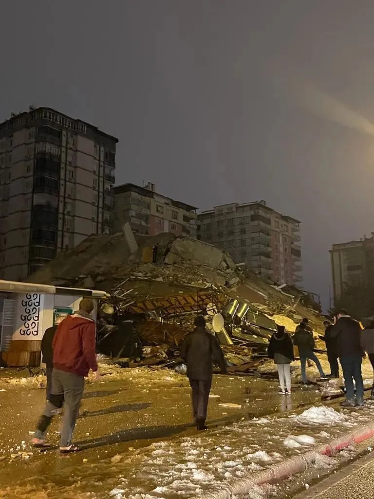 “7.8级是可以毁灭一切的力量”:地震发生后,中国一些受地震影响的人在他们的汽车里过夜