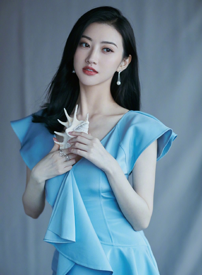 50岁+黎姿穿上白色球鞋,时尚又年轻,展现完美身材