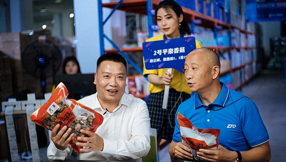 上世纪50年代,孙维世和金山结婚后,留下了一张老照片,后来很尴尬