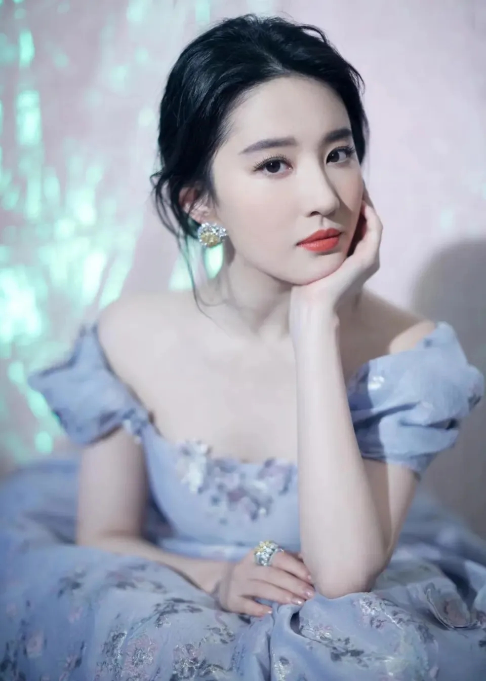 女生吃席桌上只留她一人胡吃海喝,得知真相后笑出声:又学到一招