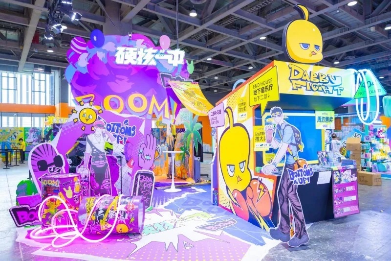 郭晶晶和伏明霞合照后,梁锦松估计心里琢磨,当年追郭晶晶就好了