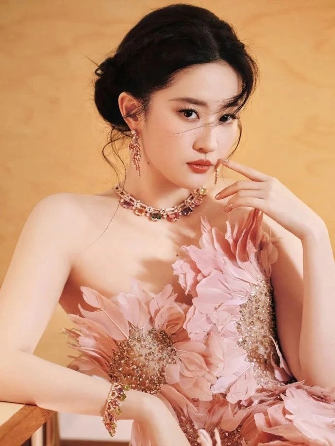 景甜术后复工：从“护具女神”到“复工女王”的逆袭之路