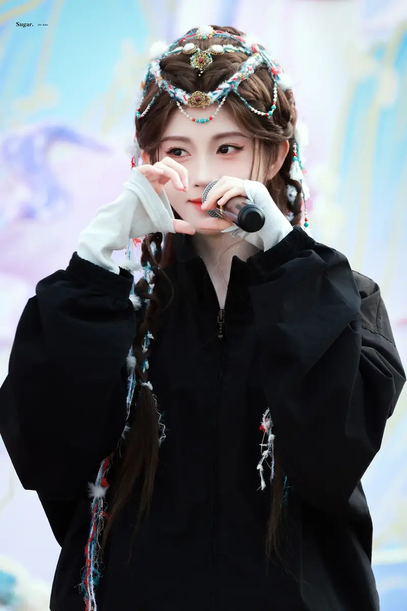 他是蒋勤勤前男友，人帅戏好，娶了圈外妻生子，如今儿子也是帅哥