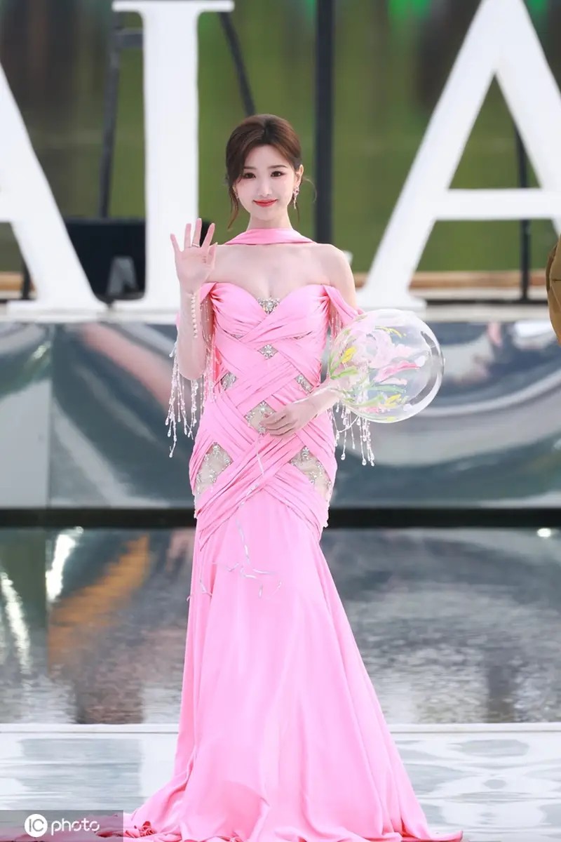 奥斯卡影帝上台领奖,竟从嘴里拿出口香糖丢给女友接!