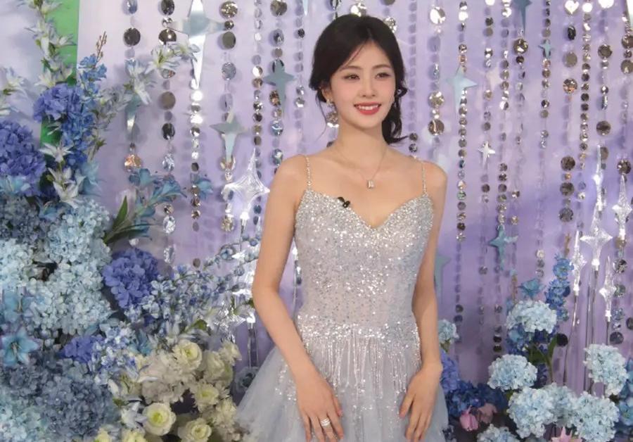 姚安娜海边遛狗太惬意!短发白裙清新亮眼,笑容甜到人心坎里