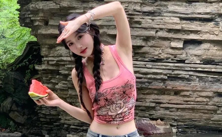 香港“一代女神”现身内地寺庙祈福，依旧亲民，与老公信密宗多年