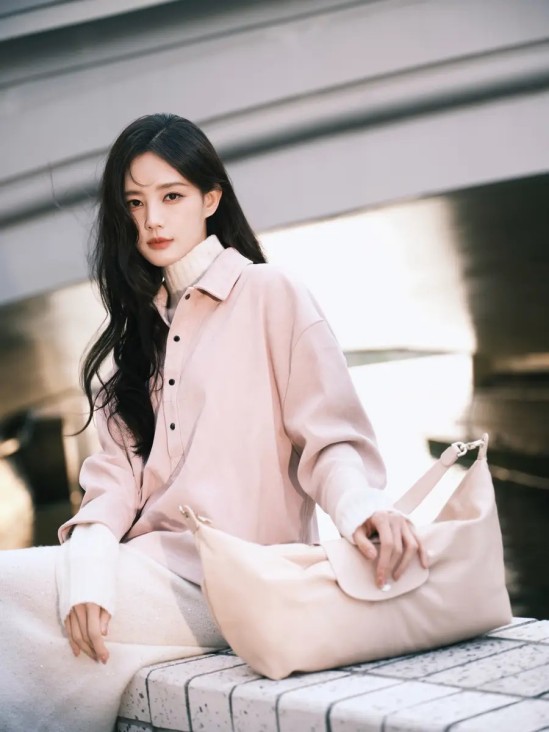 范玮琪戴大S骨灰项链演唱并飞吻:争议背后的复杂情感