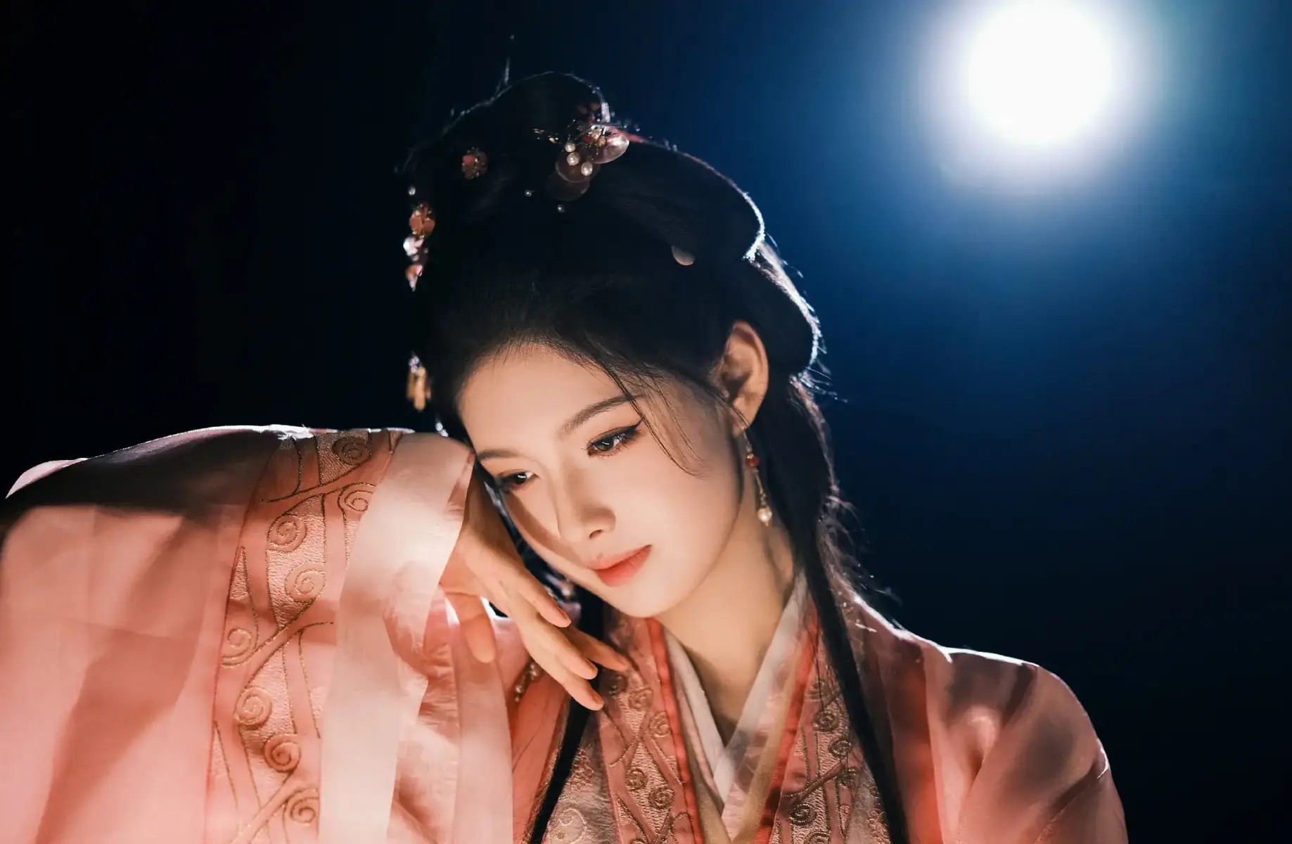 葛优下场把花送给宋佳与张艺谋拥抱，是获百花奖次数最多的男演员
