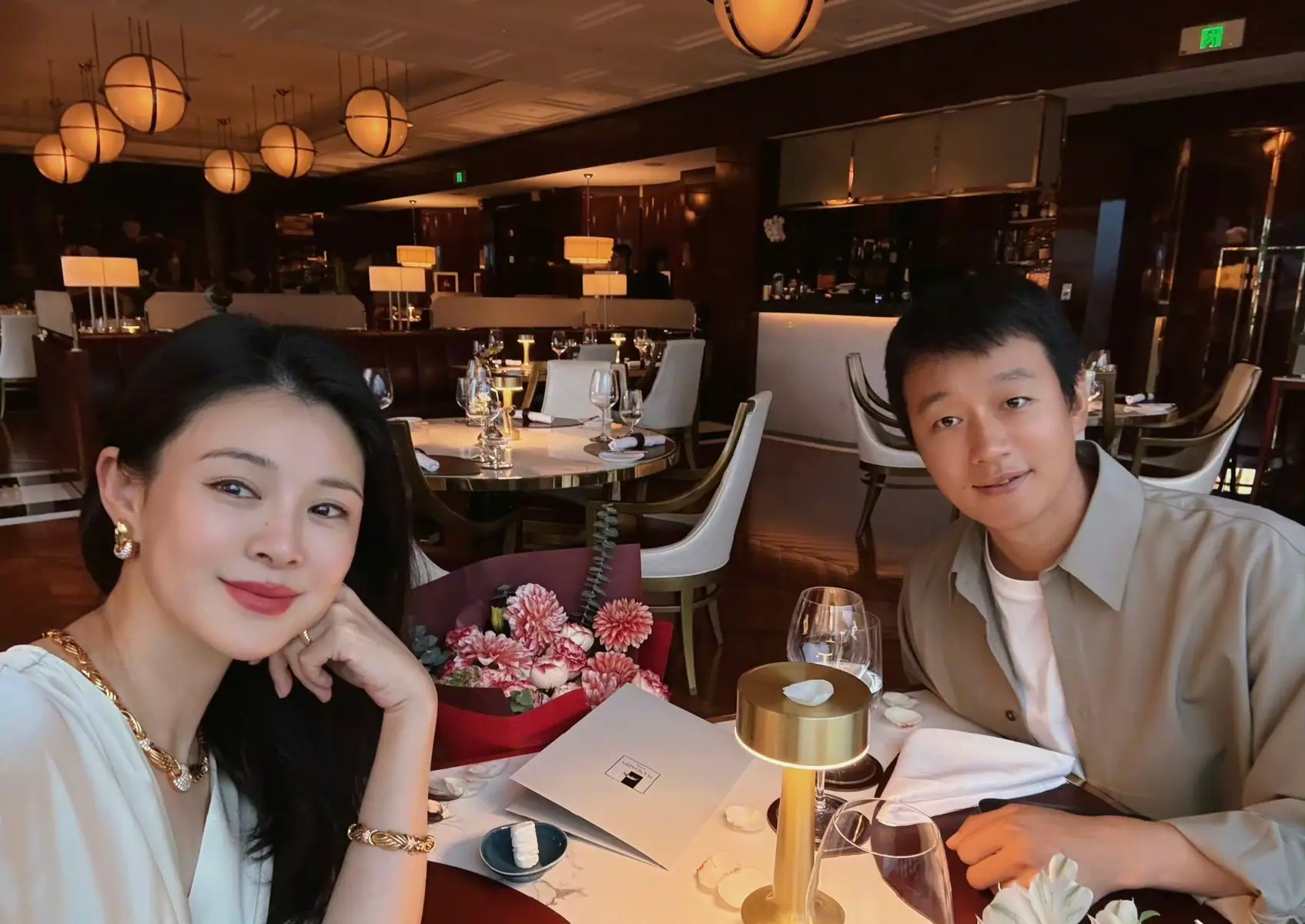 名场面吵上热搜！向太鲁豫激烈对谈炸裂出圈，徐克施南生婚姻真相引全网思辨
